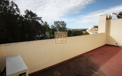 Spacious bungalow with a communal swimming pool and tennis court next to the golf club.